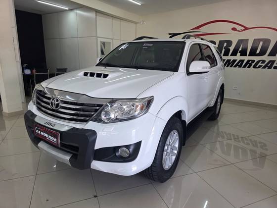 TOYOTA HILUX SW4 3.0 SRV 4X4 7 LUGARES 16V TURBO INTERCOOLER DIESEL 4P AUTOMÁTICO